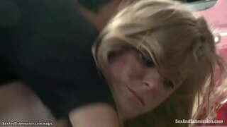 ���ඩ් දුබුරු පෙනී Pax චාරිකා උමතු කාර්මිකයා ටොමී පිස්තෝලයක් ඇය හමු අනරිය නමුත් ඔහු overpowers ඇය සහ පිස්සු හැදිලද සමග විශාල කුකුළා පුරා ඔහුගේ කඩය