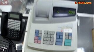 Блондинка продає свої сумки і трахається Блондинка продає свої сумки і трахається