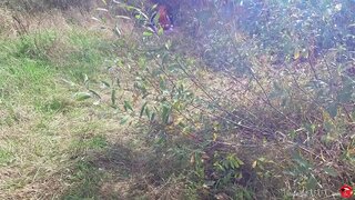 Непознат трахнул жената Котка в устата след медитация в гората